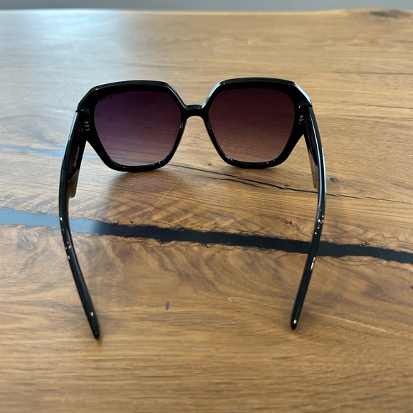 True Religion big lens sunglasses - Picture 3 of 5
